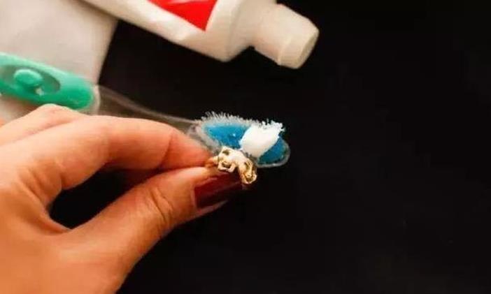 牙膏清洁首饰